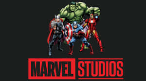 Marvel Studios標誌，四位超級英雄站在一起。 — 漫威復仇者聯盟 壁紙