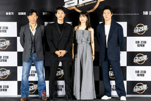 四位演員在韓國電影首映會上，站在格子促銷背景前。 — 東京喰種角色 壁紙