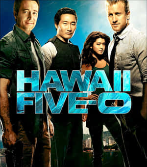 四位穿著雨衣的電視演員在海濱城市天際線前擺姿勢，帶有「Hawaii Five-0」標題。 — 電影 壁紙