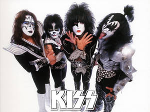 KISS 樂團成員以完整妝容和服裝為照片擺姿勢。 — 岩石 壁紙