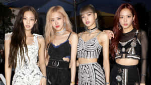 四位時尚的K-pop明星身穿閃亮晚裝一起擺姿勢。 — BLACKPINK 壁紙