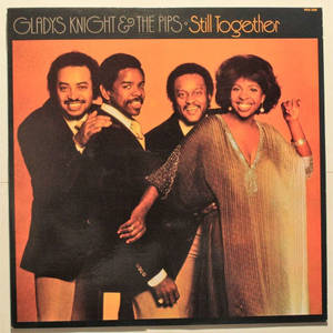 Gladys Knight and The Pips 穿著華麗的70年代服裝，在他們的專輯封面上溫暖地微笑。 — 音樂 壁紙