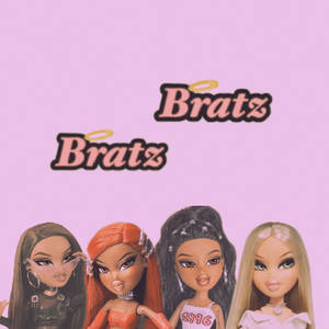 四個 Bratz 公仔，帶有天使光環和大膽妝容，在粉紅色背景上。 — 娃娃 壁紙