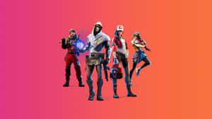 四個 Fortnite 遊戲角色在粉紅到橙色漸變背景前擺姿勢。 — 要塞英雄 大逃殺 壁紙