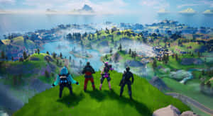 四個Fortnite玩家在一個小山上，俯瞰著一個風景如畫的島嶼，有湖泊和森林。 — 酷炫遊戲 壁紙