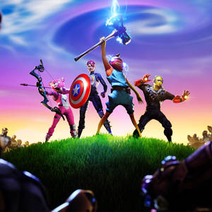 Fortnite角色在長滿草的山丘上，手持發光武器，映襯著色彩繽紛的天空。 — 漫威標誌 壁紙