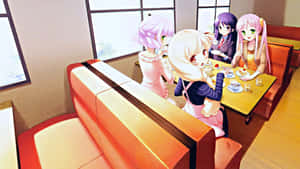 四個動漫女孩在咖啡桌旁享用茶和甜點。 — 可愛動漫女孩 壁紙