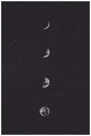 四個月亮相位垂直堆疊在繁星夜空。 — 2:3 壁紙