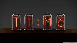 四個發光的橙色Nixie管在木質表面上拼出TIME。