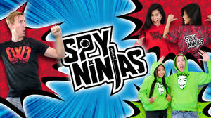 四個穿著主題連帽衫的人，在漫畫風格背景和 Spy Ninjas 文字前擺姿勢。 — 間諜忍者 壁紙