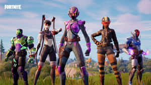 四個穿著色彩繽紛未來風格盔甲的Fortnite角色，站在長滿草的山丘上。 — 部落衝突：皇室戰爭 壁紙