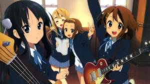 四個穿著校服的動漫女學生在室內彈吉他，並以燦爛的表情歡呼。 — K-ON！輕音部 壁紙