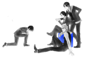 四個穿著西裝的動畫男性在白色背景前，圍繞一個藍色盒子隨意而戲劇性地擺姿勢。 — 櫻島麻衣 壁紙
