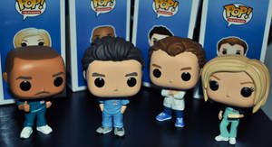 四個穿著醫療人員服裝的 Funko Pop! TV 人偶在深色表面上擺姿勢。 — Funko Pop 壁紙