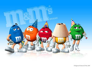 四個M&M's角色戴著派對帽和鞋子站成一排。