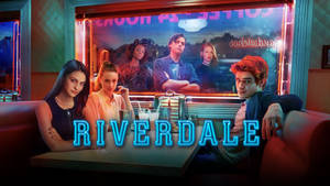 四個青少年在復古餐廳，有霓虹燈和 'RIVERDALE' 標題。 — 河谷鎮 壁紙