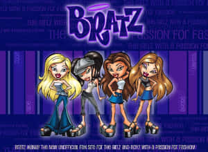 四個穿著時尚服裝的 Bratz 公仔在紫色文字背景前自信地擺姿勢。 — 娃娃 壁紙