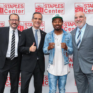 四名男子在Staples Center 20週年活動中微笑。 — 運動 壁紙