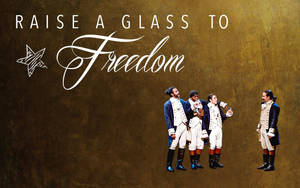 四名穿著殖民制服的男人在金色紋理舞台上舉杯祝酒，並有「Raise a Glass to Freedom」文字。 — 漢密爾頓 壁紙