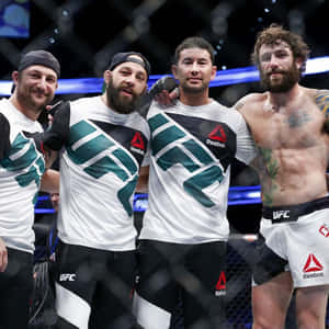 四名身穿Reebok裝備的UFC拳手在八角籠內一起擺姿勢。 — 運動 壁紙