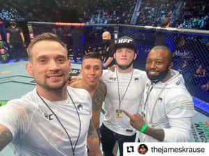 四名UFC選手和工作人員在現場活動中於八角籠內微笑。 — 極限運動 壁紙