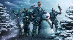身穿冬季裝備的士兵在雪地森林中與雪人和武器一起慶祝聖誕節。 — 可愛的雪 壁紙
