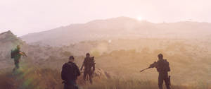 四名武裝士兵在日落時分徒步穿越草地山坡，背景是山脈。 — 3440x1440 壁紙
