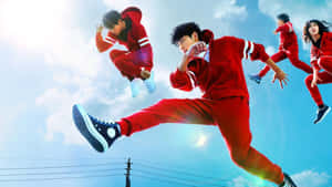 四名身穿紅色運動服的青少年在藍天白雲中凌空跳躍。 — 夜魔俠 壁紙