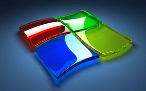 四塊窗戶形狀的彩色玻璃面板，帶有反射效果。 — Windows 壁紙