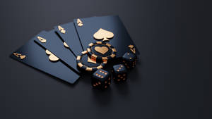 黑色撲克牌 金色Ace 籌碼 骰子 深色表面 — 撲克牌桌 壁紙