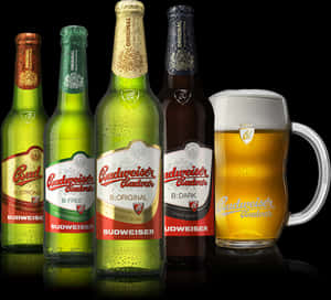 四支Budweiser啤酒瓶和一個裝滿的馬克杯在黑色反光表面上。
