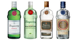 四款不同顏色和版本的Tanqueray琴酒瓶排列在白色表面上。 — 品牌 壁紙
