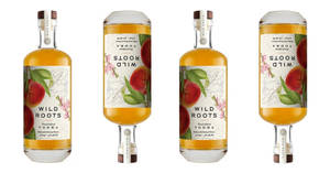 四瓶 Wild Roots Peach Infused Vodka 的攝影棚照片。 — 品牌 壁紙