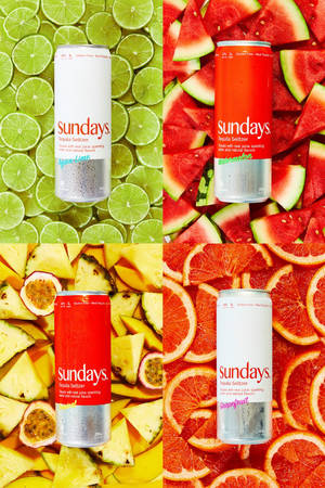 四罐 Sundays Tequila Seltzer 在色彩繽紛的水果背景上。 — 水果 壁紙