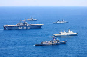 四艘軍艦在公海以編隊航行