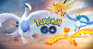 四隻寶可夢在日落天空中飛翔，帶有Pokémon GO標誌。 — 寶可夢 高畫質 壁紙