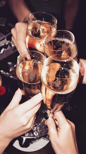 四隻手碰杯香檳杯進行慶祝乾杯。 — 喜悅 壁紙
