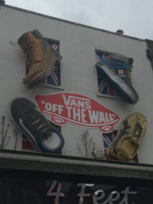 Vans運動鞋和標誌展示在建築物上，窗戶有英國國旗。 — 墜落卡車 壁紙