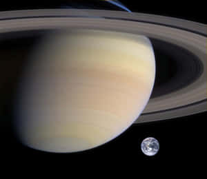 土星環與地球在太空 — 土星 壁紙