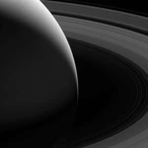土星環在行星陰影側彎曲的宇宙單色視圖。 — 土星 壁紙