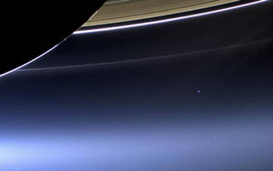 土星的標誌性環在太空中穿過深藍色大氣漸變彎曲。 — 太空船 壁紙