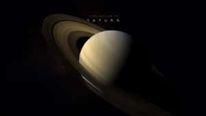 深空中的土星及其光環，帶有距離文字疊加 — 土星 壁紙