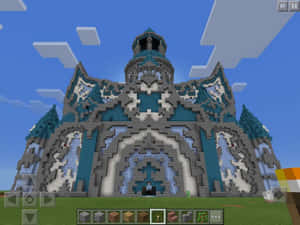 在藍天下，由灰色和青綠色方塊組成的 Minecraft 城堡。 — 可愛 Minecraft 壁紙