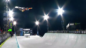 滑雪板運動員在夜間X Games雪上賽事中空中表演技巧。 — X Games 壁紙