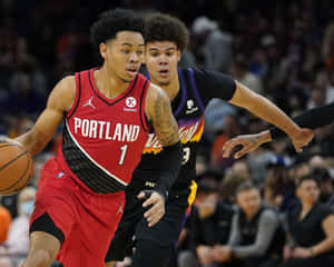 波特蘭拓荒者球員在NBA比賽中運球突破鳳凰城太陽防守球員。 — 鳳凰城太陽隊 壁紙