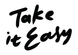 白色背景上的粗體黑色手寫短語「Take it Easy」。 — 簡單 壁紙