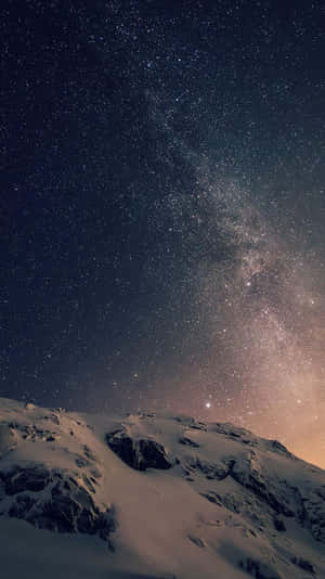 在銀河可見的充滿活力的星空下，白雪覆蓋的山頂。 — 夜空 壁紙