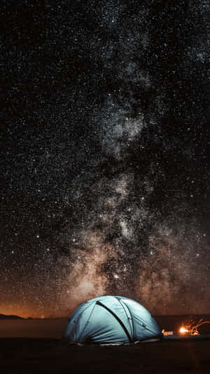 一個藍色帳篷在星空下，有銀河和營火 — 星空動畫 壁紙