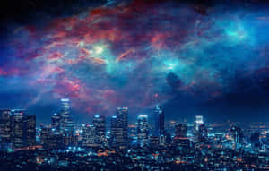 在色彩繽紛的宇宙天空下，城市燈光與星星和星雲雲彩。 — 城市 壁紙