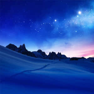 在粉紅色和藍色色調的星空下，積雪的山脈。 — 美學藍色 iPhone 壁紙